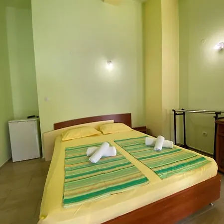 деника Pensión 3*